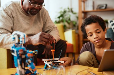 Büyükbaba ve torun evde robot yapıyor. Robot ve elektronik eğitimi.