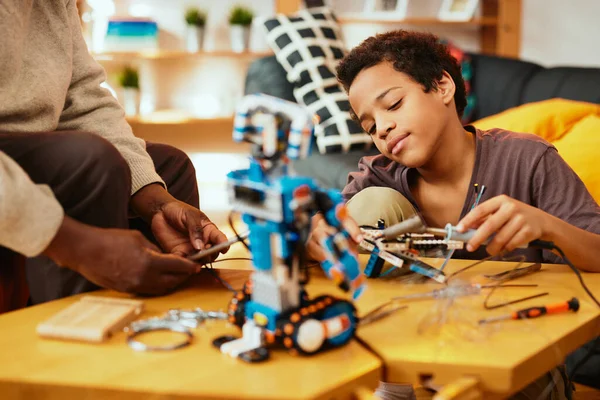 Büyükbaba ve torun evde robot yapıyor. Robot ve elektronik eğitimi.