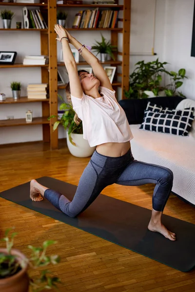 Flexibilní Jogínka Crescent Lunge Kolenou Žena Jógy Cvičí Doma Jógu — Stock fotografie