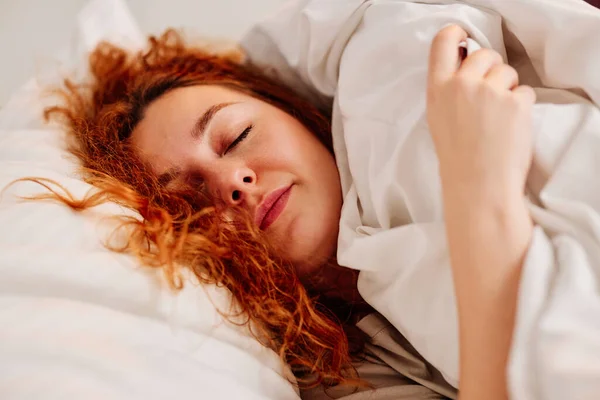 Закрыть Рыжую Девушку Лежащую Кровати Спящую Девушка Лежит Пушистой Подушке — стоковое фото