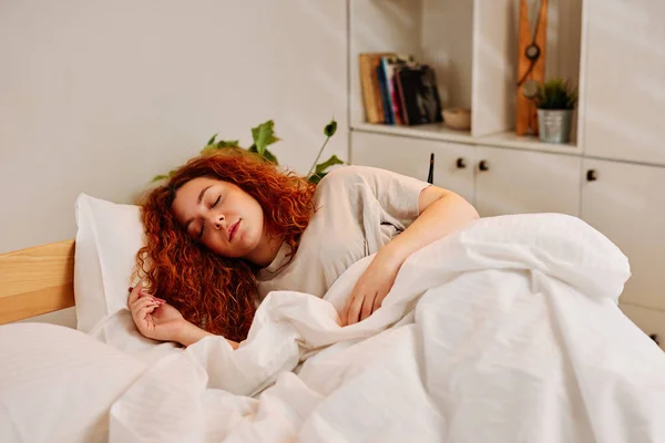 Redhead Girl Lying Her Bed Early Morning Sleeping Weekend Sleep — Stock Photo, Image