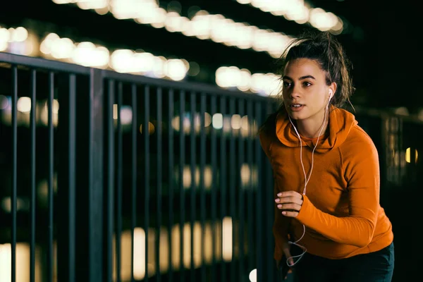 Geceleri Tren Istasyonunda Hızlı Koşan Formda Bir Koşucu Gece Sporu — Stok fotoğraf