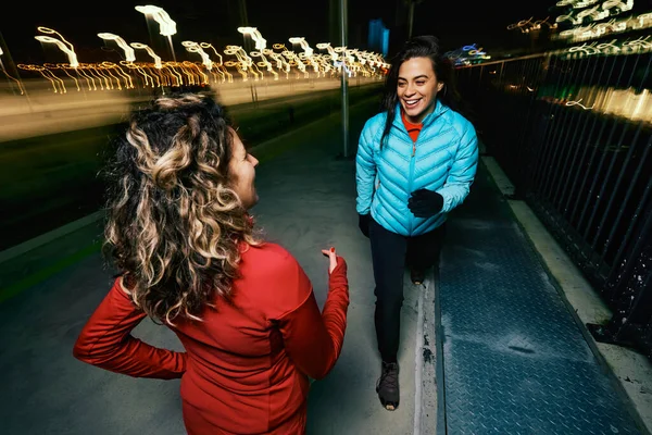 Gece Koşucuları Şehir Dışında Isınma Egzersizleri Yapıyorlardı Gece Koşucuları Bacaklarını — Stok fotoğraf