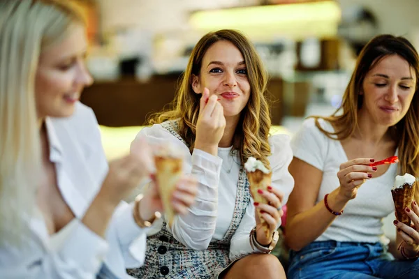 Tres Chicas Sentadas Cafetería Comiendo Helado —  Fotos de Stock