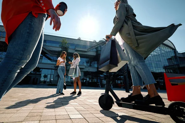 Wochenende Beim Einkaufen Mädchen Reden Gehen Und Fahren Roller Vor — Stockfoto