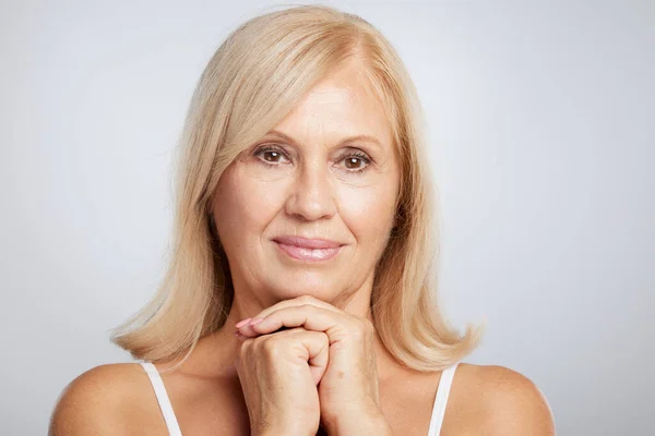 Porträtt Vacker Blond Äldre Kvinna Poserar Och Tittar Kameran Skönhetsfotografi — Stockfoto