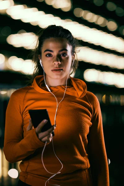 Una Joven Deportista Con Auriculares Caminando Por Noche Aptitud Nocturna — Foto de Stock
