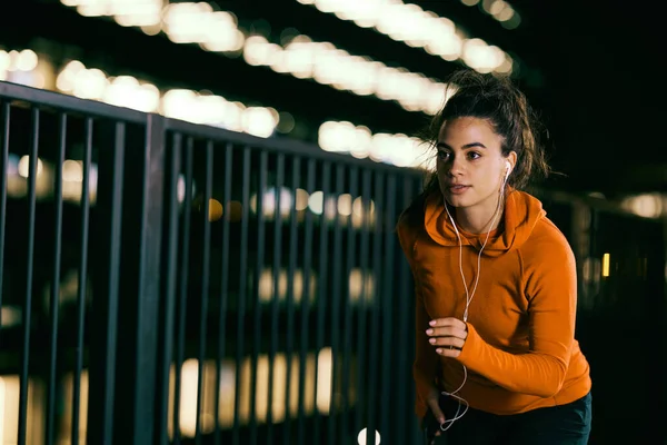 Geceleri Tren Istasyonunda Hızlı Koşan Formda Bir Koşucu Gece Sporu — Stok fotoğraf
