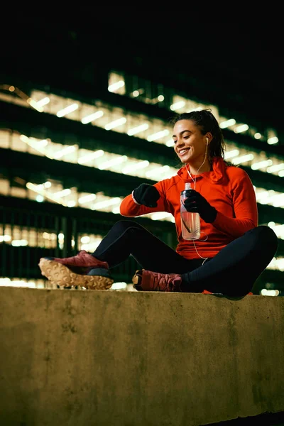 Uma Corredora Feliz Fazer Uma Pausa Corredor Noite Feliz Sentado — Fotografia de Stock