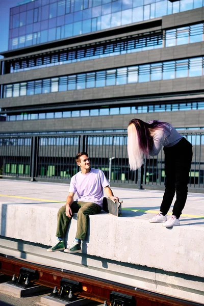 Una Feliz Pareja Adolescentes Está Sentada Estación Tren Tomando Fotos —  Fotos de Stock