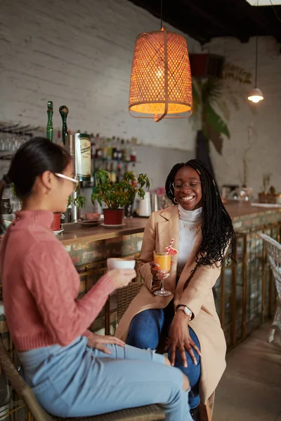 两个快乐的多文化女大学生坐在自助餐厅里聊天和闲聊 女生和女生交谈 — 图库照片