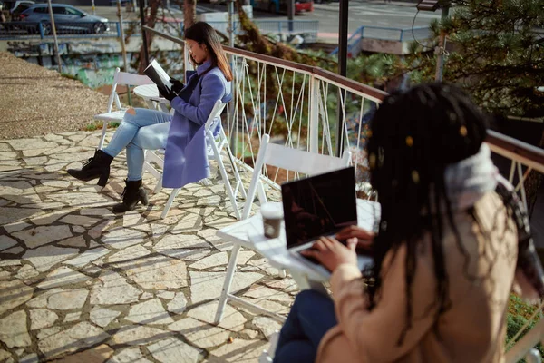 Eine Junge Asiatin Sitzt Einem Cafégarten Liest Ein Buch Und — Stockfoto