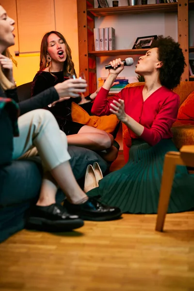 Gelukkig Multiculturele Vrienden Zitten Thuis Lachen Zingen Plezier Hebben Karaoke — Stockfoto