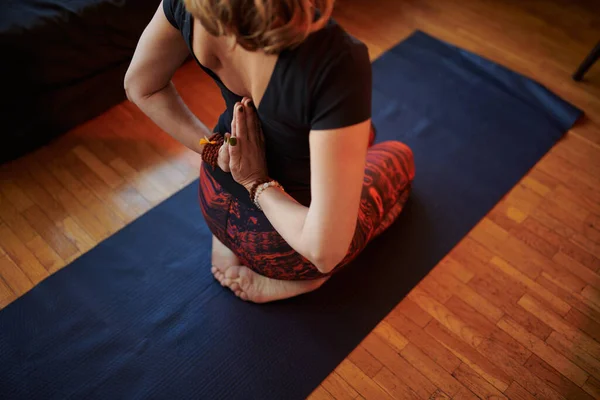 Una Donna Flessibile Seduta Sul Tappeto Yoga Casa Postura Yoga — Foto Stock