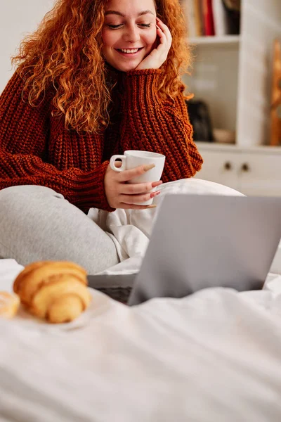 Happy Ginger Girl Sits Bed Morning Drinking Her Morning Coffee — Stock Photo, Image