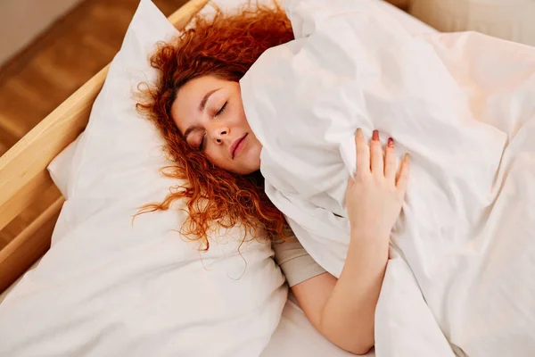 Menina Ruiva Preguiçosa Cama Uma Menina Gengibre Preguiçosa Deitada Cama — Fotografia de Stock