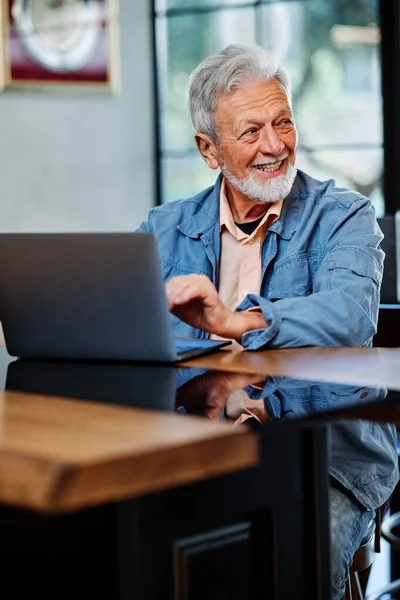 Der Glückliche Oberschüler Sitzt Hause Und Lernt Für Eine Prüfung — Stockfoto