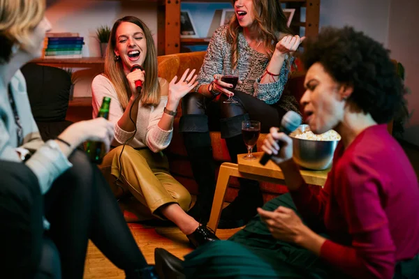 Amigos Multiculturais Felizes Sentados Casa Rindo Cantando Divertindo Noite Karaoke — Fotografia de Stock