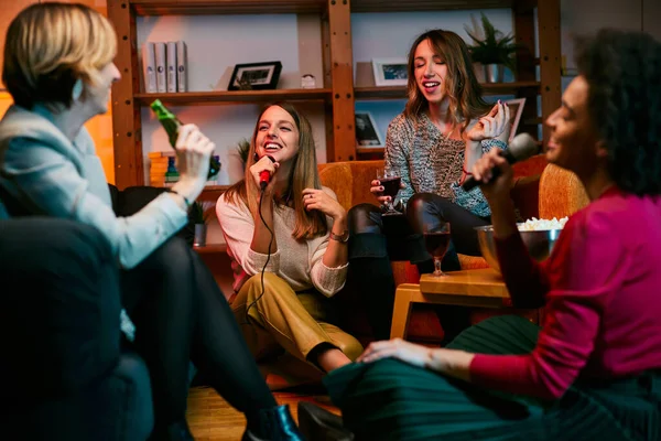 Ευτυχισμένοι Πολυπολιτισμικοί Φίλοι Κάθονται Στο Σπίτι Γελώντας Τραγουδώντας Και Διασκεδάζοντας — Φωτογραφία Αρχείου