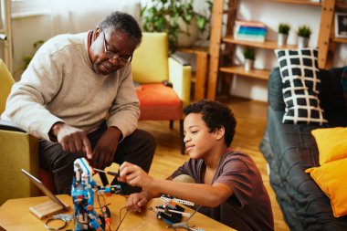 Büyükbaba ve torun evde robot yapıyor. Robot ve elektronik eğitimi.