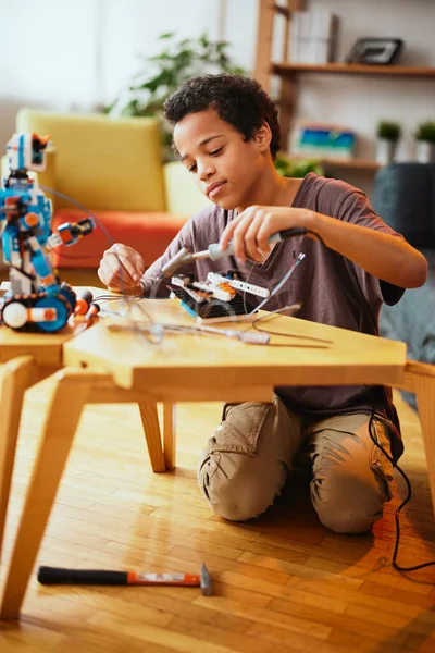 Ένα Αφροαμερικανάκι Που Φτιάχνει Ρομπότ Στο Σπίτι Εκπαίδευση Στη Ρομποτική — Φωτογραφία Αρχείου
