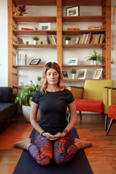 Una Mujer Yogui Pensativa Arrodillada Esterilla Yoga Meditando Con Los — Foto de Stock