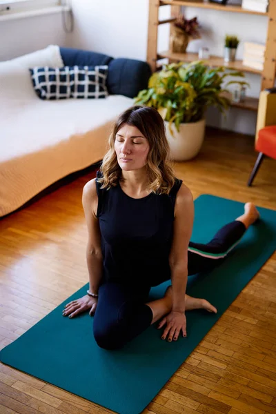 Una Tranquila Mujer Yogui Flexible Que Practica Yoga Casa Pose — Foto de Stock