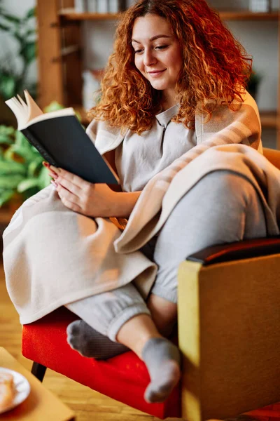 Redhead Enjoying Book Home Happy Ginger Girl Sits Her Cozy — Stock Photo, Image