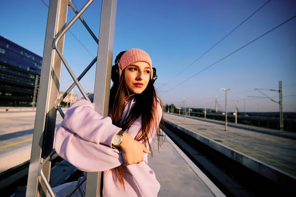 Dospívající Dívka Opírá Kovovou Konstrukci Vlakovém Nádraží Užívá Hudbu — Stock fotografie