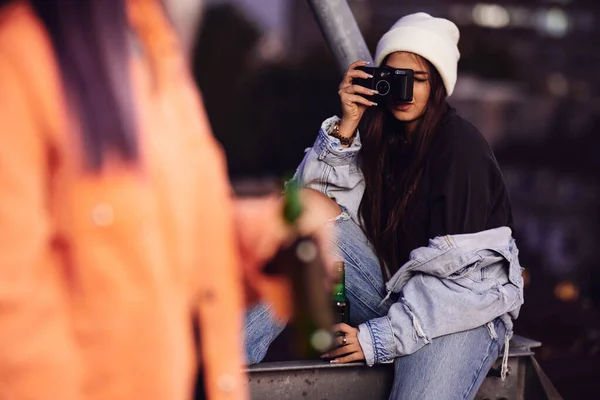 Nastolatki Wiszą Dachu Robią Zdjęcia Piją Piwo — Zdjęcie stockowe