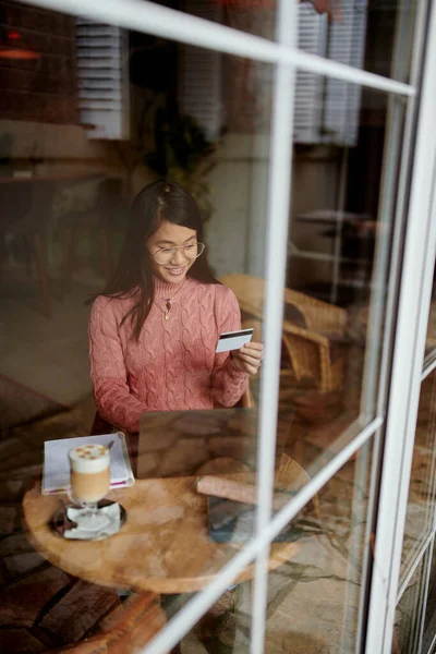 Glad Asiatisk Flicka Sitter Cafeterian Och Använder Sitt Kreditkort För — Stockfoto