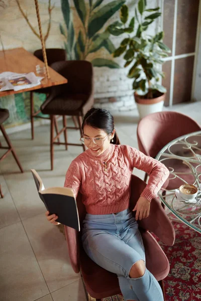 Una Chica Asiática Relajada Sienta Una Cafetería Lee Libro —  Fotos de Stock