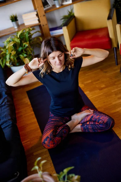 Una Mujer Yogui Sentada Pose Loto Yoga Practicando Aliento Abeja — Foto de Stock