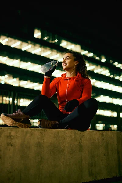 Corredor Nocturno Forma Tomando Descanso Bebiendo Agua — Foto de Stock