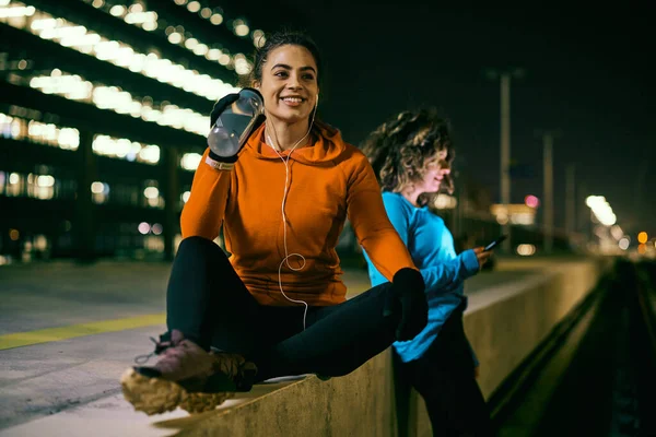 Joyeux Coureur Nuit Assis Chemin Fer Faisant Une Pause Après — Photo