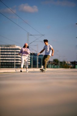 Heyecanlı iki genç şehir dışında vakit geçiriyorlar. Koşuyorlar ve kayıyorlar..