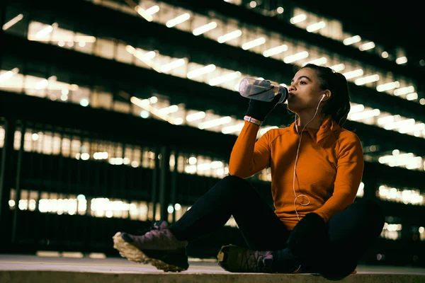 Fungující Noční Běžec Který Dává Pauzu Pije Vodu — Stock fotografie