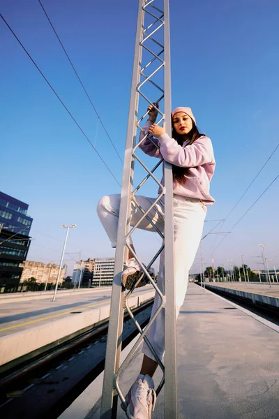 Menina Adolescente Rebelde Escalando Construção Metal Estação Trem — Fotografia de Stock