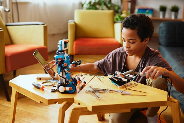 Афроамериканець Робить Робота Вдома Навчався Вдома Робототехніці — стокове фото