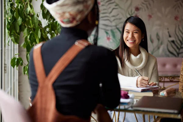 Dos Alumnas Multiculturales Sentadas Café Estudiando Para Examen Estilo Vida —  Fotos de Stock