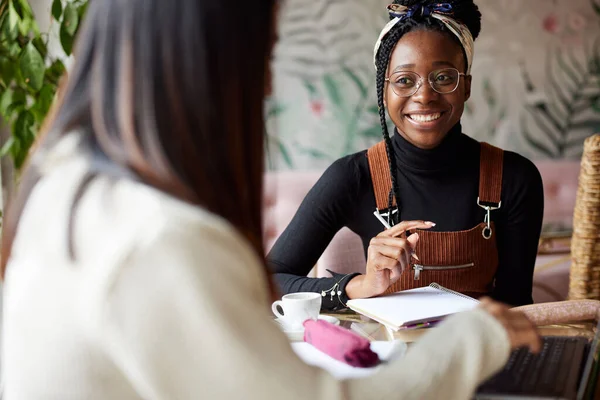 Dos Alumnas Multiculturales Sentadas Café Estudiando Para Examen Estilo Vida —  Fotos de Stock