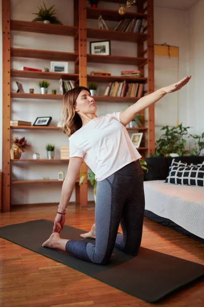 Una Mujer Yogui Practicando Yoga Casa — Foto de Stock