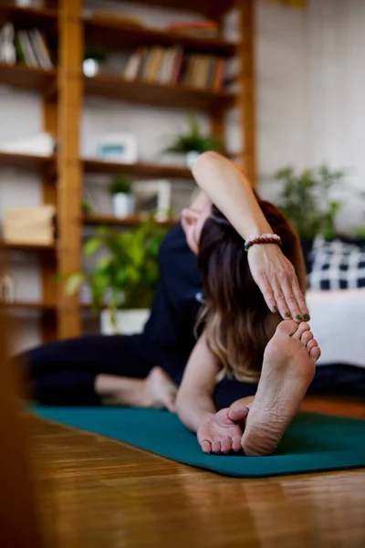 Flexibilní Žena Sedí Podložce Cvičí Jógu — Stock fotografie