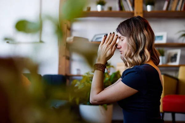 Vista Lateral Una Mujer Forma Sentada Una Esterilla Yoga Casa — Foto de Stock