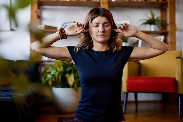 Uma Mulher Yogi Sentada Pose Ioga Lótus Praticando Respiração Abelha — Fotografia de Stock