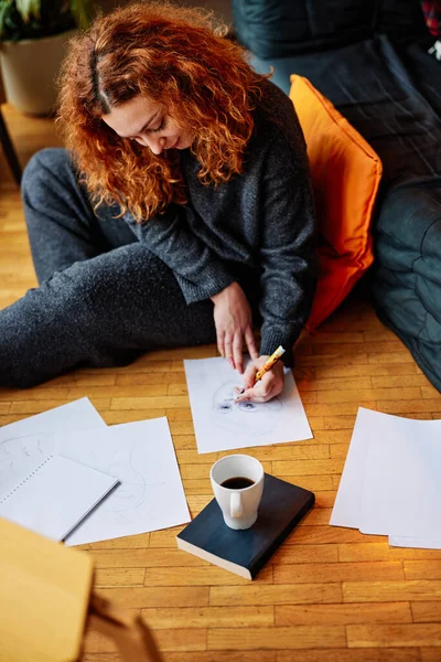 Vue Haut Une Jeune Fille Rousse Artistique Est Assise Par — Photo