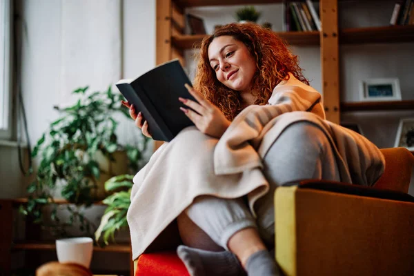 Redhead Enjoying Book Home Happy Ginger Girl Sits Her Cozy — Stock Photo, Image