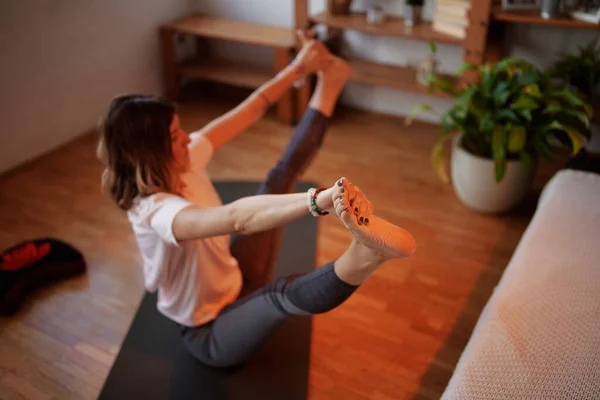 Una Mujer Flexible Está Sentada Una Esterilla Yoga Practicando Yoga — Foto de Stock