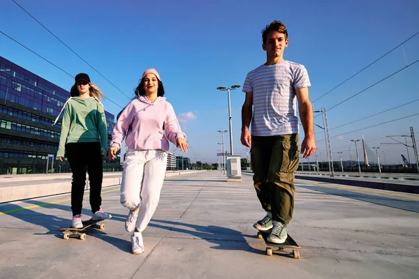 Tres Adolescentes Emocionados Pasan Tiempo Exterior Urbano Están Corriendo Patinando —  Fotos de Stock