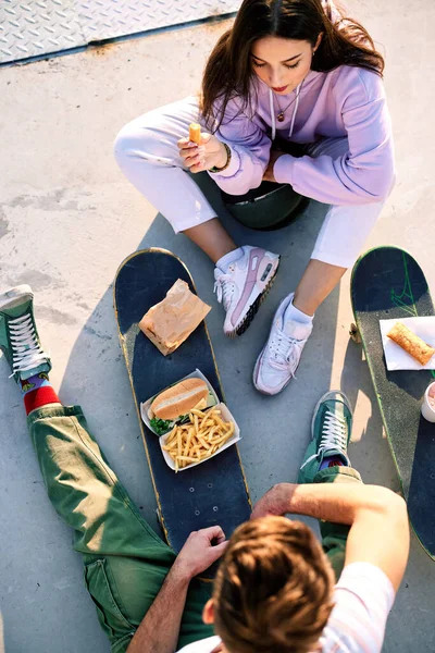 Pequeño Grupo Adolescentes Sentados Aire Libre Comiendo Comida Rápida Para —  Fotos de Stock
